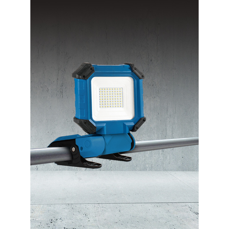 Projecteur LED à pince pivotant 360° IP54 chargeur voiture et secteur 1300  lumens